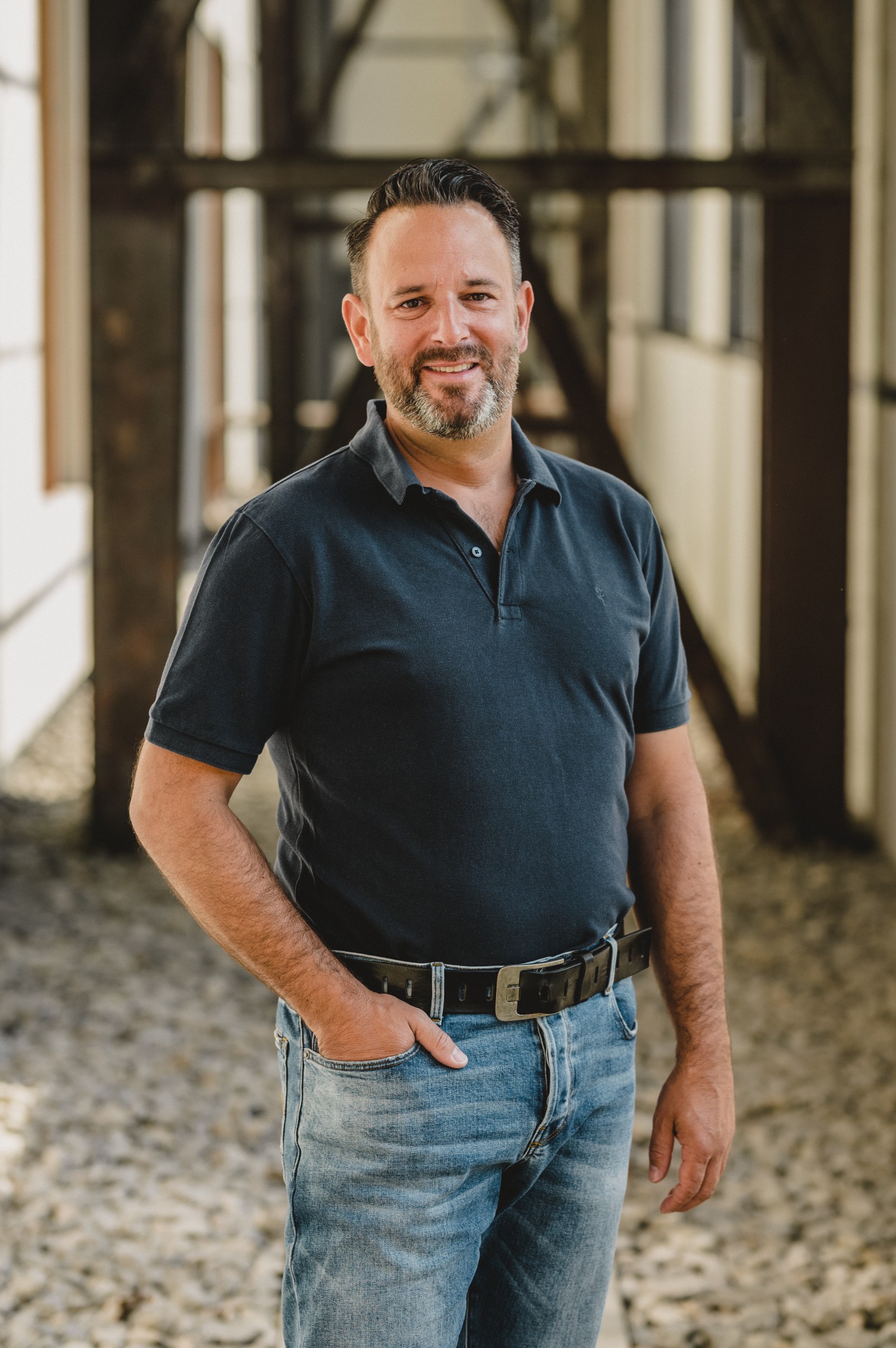 Portrait von Daniel Brick — ruhig und geerdet, das Fundament seiner Begleitung